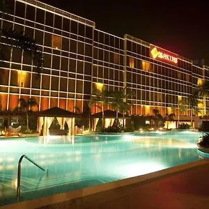 5* מלון Maxims Hotel